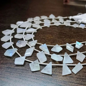 Pierre de lune arc-en-ciel blanche naturelle forme fantaisie Briolette 10 à 14mm perles vendues par brin 9 pouces de long - Product Image 1