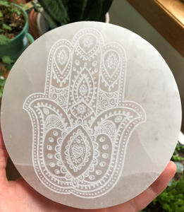 แผ่นชาร์จแบบ selenite สำหรับเป็นของขวัญที่ดีที่สุดแผ่นคริสตัลธรรมชาติ Ahoy 4 "Hamsa แกะสลักด้วยมือ - Product Image 4