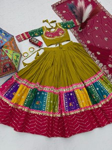 Conjunto de falda Lehenga tradicional india con diseño de bloques de color y dupatta estampada para uso festivo en bodas. - Product Image 6