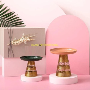 Ensemble de deux supports à gâteaux décoratifs avec base en fil doré Assiettes pêche et vertes pour gâteaux Cupcakes Cookies Présentoir à desserts moderne - Product Image 2