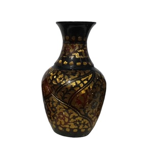 Vase à fleurs en laiton gravé en or avec peinture noire finie pour la décoration intérieure Vase à fleurs décoratif de table de haute qualité - Product Image 5