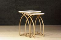 Table d'appoint moderne en aluminium avec structure en arc et plateau en verre, tendance actuelle, pour salon et chambre à coucher