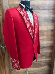 Costume traditionnel rouge brodé 3 pièces avec accents dorés pour hommes luxueux rouge brodé Golden Detailing - Product Image 5