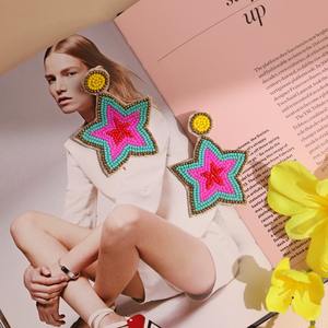 Pendientes de cuentas bordados coloridos hechos a mano para mujeres y niñas, estilo de moda personalizado, fiesta, punto de cruz, costura hecha en la India - Product Image 1