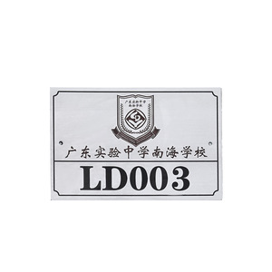 Etiquetas de Ropa Personalizadas de Aleación de Zinc 3D, Etiquetas Rectangulares para Prendas con Borde Cortado por Láser y Transferencia de Calor - Product Image 5