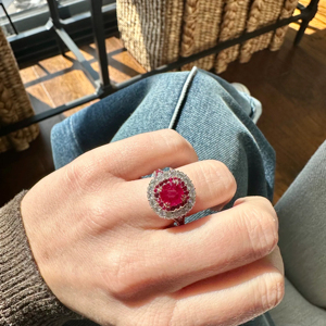 Anillo de compromiso de lujo al por mayor con rubí para mujer, corte ovalado, halo, plata 925, micro pavé, joyería de moda - Product Image 4