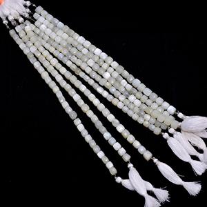 Cube en vrac de haute qualité à facettes blanc pierre de lune perles de pierres précieuses blanc naturel pour la fabrication de bijoux en gros - Product Image 1