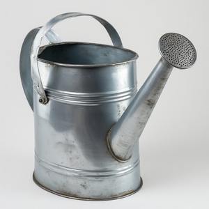 Arrosoir de style industriel galvanisé écologique, capacité personnalisable, conçu pour les environnements extérieurs exigeants et performants - Product Image 5