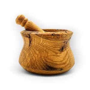Mortero y mazo de madera que ofrece detalles artesanales refinados, ideal para el molido tradicional de especias aromáticas. - Product Image 1