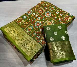 ชุดส่าหรีผ้ามาร์ชเมลโลว์เนื้อหนาสำหรับผู้หญิง พร้อมขอบผ้าปักดิ้นทองทั่วทั้งผืน มาพร้อมผ้าคลุมไหล่และเสื้อที่เข้าชุดอย่างลงตัว ผลิตในอินเดีย - Product Image 3