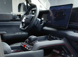 SUV Híbrido Usado 2025, 4x4, Transmisión Automática Turbo, Motor de Gasolina/Eléctrico, Diseño Espacioso de 4 Asientos, Tapicería de Cuero, Impecable - Product Image 2