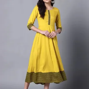 Novedades Último diseño Mujeres Verde Étnico Impreso Hilo Trabajo Handloom Elegante Anarkali Kurta Vestido