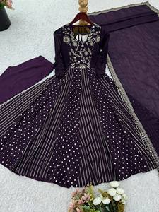 คอลเลกชันชุดผ้าไหม anarkali crunchy แคตตาล็อกเต็มรูปแบบที่มีอยู่ในอัตราขายส่งเสื้อคลุมที่มีผ้าไหมกรุบกรอบและมีกลิ่นหอมทั้งหมด - Product Image 5