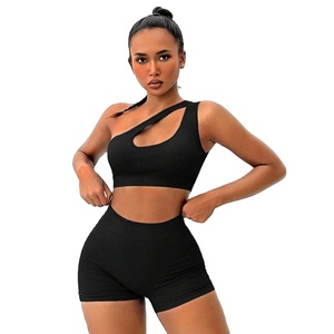 Ensemble de vêtements de sport tendance pour femmes, haut court et short, tenue de fitness pour le yoga, la gym, l'exercice et le confort quotidien - Product Image 1
