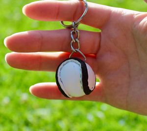 Prix de gros Porte-clés personnalisés en forme de ballons de hurling GAA en cuir PU faits à la main, sport irlandais traditionnel, meilleur cadeau, porte-clés Sliotars - Product Image 6