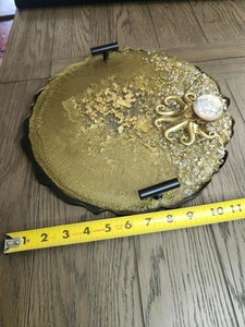 Plateau en résine de qualité supérieure en or avec bords noirs et bouton central Plateau rond élégant pour décoration de cuisine et cadeaux - Product Image 6