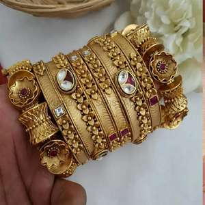 Bracelets en laiton de style temple, ornés de motifs de pièces de monnaie et d'accentuations émeraude. Articles ethniques disponibles à prix de gros. - Product Image 4