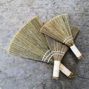 Escoba Mini de Paja Natural de Alta Calidad de Vietnam con Mango de Madera, Herramienta de Limpieza Doméstica Ligera y Ecológica - Product Image 4