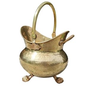 Seau à charbon en laiton de cheminée traditionnelle avec poignée en laiton et large ouverture parfait pour stocker les cendres de bois de chauffage ou le charbon - Product Image 4