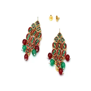 Ensemble de collier choker indien Kundan avec boucles d'oreilles plaquées or 24 carats et Maang Tikka, bijoux de mariée raffinés avec pierres en zircon - Product Image 5