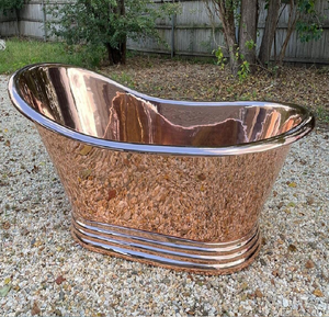 Une baignoire exquise et astucieusement texturisée de cuivre forme la pièce maîtresse d'une salle de bains contemporaine - Product Image 5