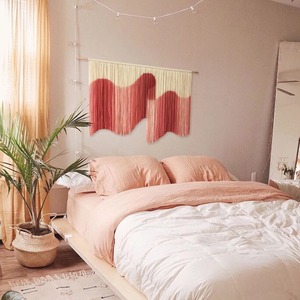 Grande suspension murale en macramé rose et blanche pour une belle décoration intérieure et une décoration de pièce, fabriquée à la main en Inde - Product Image 2