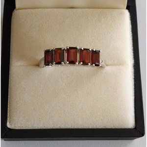 แหวนพลอยโกเมนธรรมชาติสำหรับผู้หญิงจาก Shah Gems ตัวเรือนเงินแท้ 925 ชุบทองคำขาว 18K รูปทรงวงรี ดีไซน์ทันสมัย เหมาะเป็นของขวัญ - Product Image 1