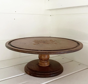 Expositor de Pastel de Madera Natural con Estilo Único, Diseño Personalizado con Acabado Natural - Product Image 2