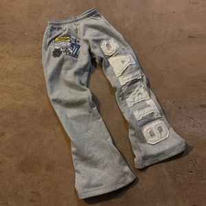 Pantalones Deportivos Casuales de Hombre, Estilo Urbano, Personalizados, con Parches Desgastados, Logotipo Bordado, Tejido Grueso de Poliéster/Algodón - Product Image 2