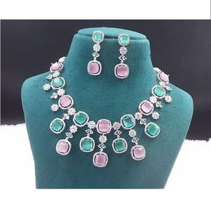 Ensemble de bijoux en diamants américains de haute qualité Look luxueux pour les mariées et les occasions festives disponibles à un prix abordable - Product Image 1