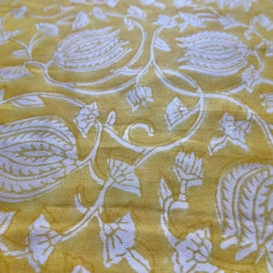ผ้าฝ้ายพิมพ์ลายดอกไม้สีเหลืองมัสตาร์ดและสีขาว ลายเถาวัลย์ พิมพ์ด้วยมือ งานฝีมือดั้งเดิม - Product Image 1