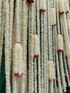 Auténtico Fondo de Flores de Jazmín con Peonías, Flor de Nikha, Mangalasnanam del Sur de la India, Fondo de Langavoni, Decoración de Estilo Americano - Product Image 6