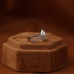 Bague de fiançailles en or massif 14 carats avec diamant de laboratoire en grappe, taille ronde, sans conflit, certifié IGI - Product Image 5