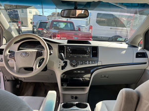 Voiture d'occasion de qualité et abordable, Toyota Sienna 2014, conduite à gauche - Product Image 2