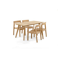 Chaise en bois avec siège à latte, finition naturelle conçue pour la durabilité et la chaleur visuelle idéale pour les repas, les mariages et les événements