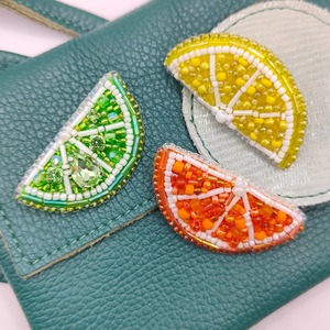 Amuleto de Bolso con Flor de Lirio con Cuentas, Llavero Bordado a Mano, Accesorio para Bolsos - Product Image 6