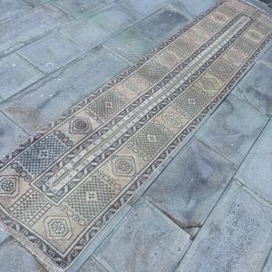 Alfombra de 1.9x8.9 pies, Alfombra Turca Vintage, Alfombra de Lana con Puntos Azules y Marrones - Product Image 3