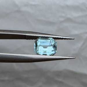 Pierre précieuse naturelle en tourmaline bleue de 1,15 carat, taille coussin, pierre libre non traitée, effets optiques légers, vente en gros - Product Image 1