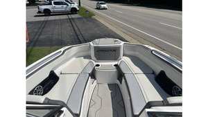 Bateau de luxe d'occasion 2022 Yamaha 252XE Twin 1.8L Inboard HO Engines 400HP avec ballasts, réservoirs, supports de wakeboard, remorque (104 heures) - Product Image 3