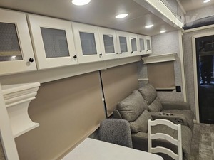 GOOD NEATLY USED RV V-A-N-L-E-I-G-H RV A-M-B-I-T-I-O-N 399TH 2023 MODEL HIGH PERFORMANCE 36ft Long 2000KG Dark for Sale - Product Image 5