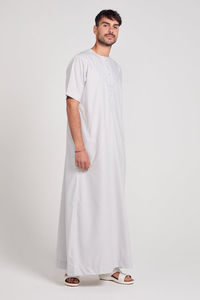 Les hommes islamiques Thobes 2024 hommes portent Juba personnalisé OEM nouvelle mode à manches longues conception de panneau hommes simple plaine Jubbah personnalisé - Product Image 4