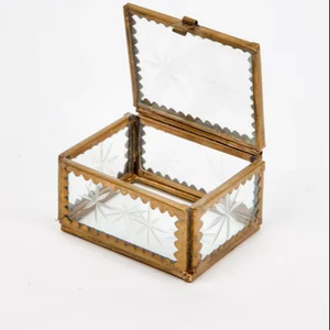 Boîte à bijoux en métal et en verre durable conçue pour protéger les bijoux des dommages causés par la poussière et l'humidité - Product Image 1