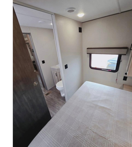 DESCUENTO SC Usado NUEVO 2025 F-o-r-r-e-s-t R-i-v-e-r Aurora 23MKS Remolque de Viaje RV - Product Image 5