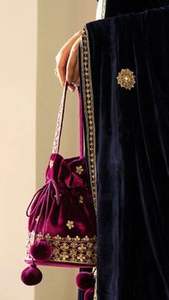 Bolsa de cubo púrpura con bordado dorado de seda con cuentas de cristal y perlas para bodas y fiestas - Product Image 5