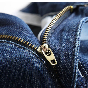 Short en jean d'été pour homme de style bleu à jambes larges avec design de mode urbaine pour une tenue décontractée quotidienne et un confort ample - Product Image 4