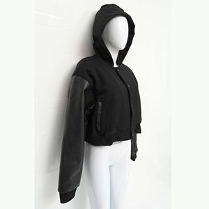 Veste bomber courte en cuir de style universitaire avec logo personnalisé, veste de baseball streetwear matelassée avec broderie en chenille - Product Image 3