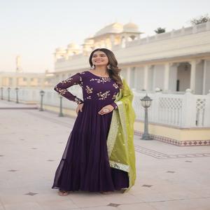 El último diseñador Faux Georgette bordado Anarkali Vestido por Fab Zone - Product Image 1