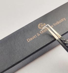 Pinzas de extensión de pestañas de 90 grados, punta de diamante en polvo, de acero inoxidable, logotipo personalizado, agarre fuerte, pinzas para pestañas voluminosas - Product Image 1