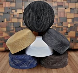 Chapeau de prière islamique Saeed de haute qualité, en polyester premium, avec logo personnalisé, broderie à la main, ajustable, confortable et cousu. - Product Image 2