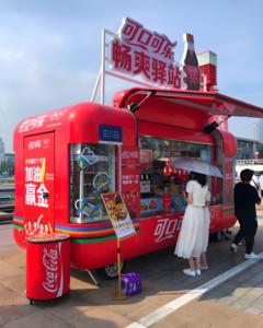 Remorque mobile pour boissons avec refroidisseur de bouteilles et bac à glace pour la vente de sodas et de boissons gazeuses en rue - Product Image 1